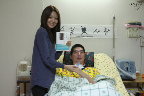 [PIC][10/1/2012]Soo Young đến thăm Park Seungil 1149C3504F0BEFA20685EE