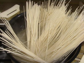 설날 이후의 매콤한 비빔국수