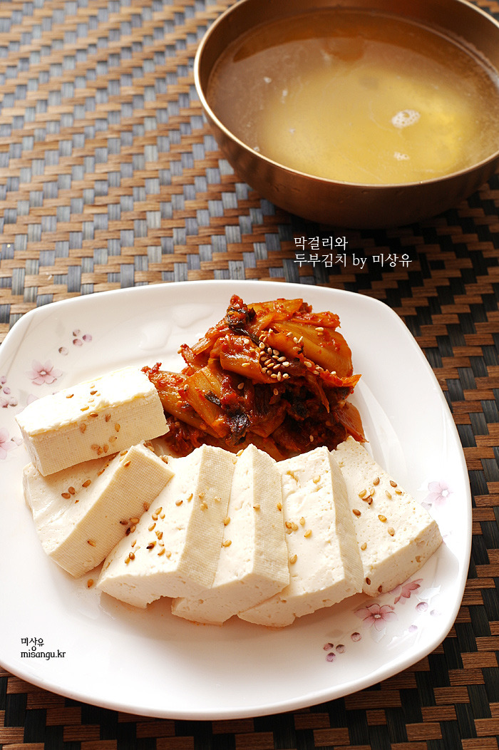 맑은 막걸리와 최고의 궁합 술안주! 두부 김치