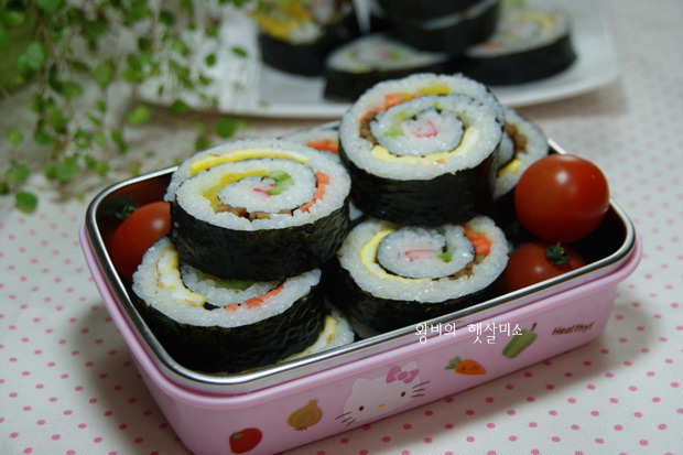 김밥 하나 들고 먹으면 커서 한참 먹는 회오리 롤 김밥