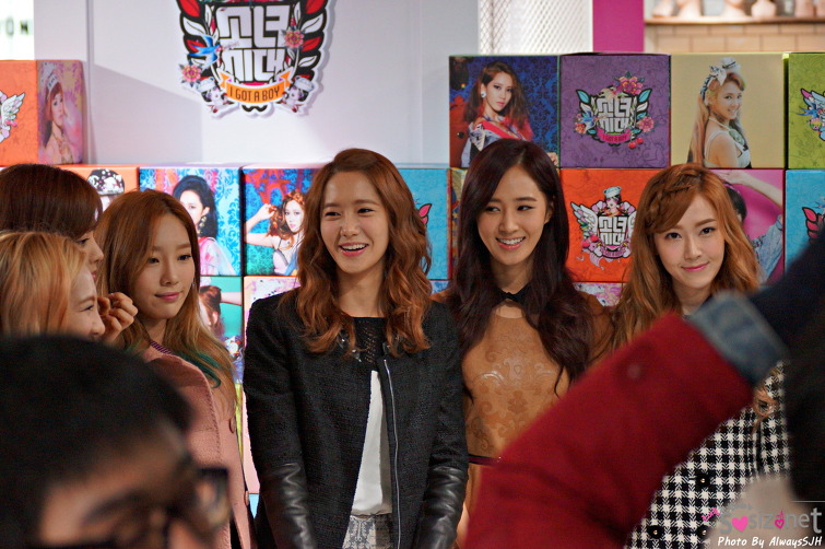 [PIC][02-31-2013]SNSD ghé thăm "Lotte Young Plaza" tại Myeongdong vào trưa nay - Page 2 1458AE4A50E405E5142E80