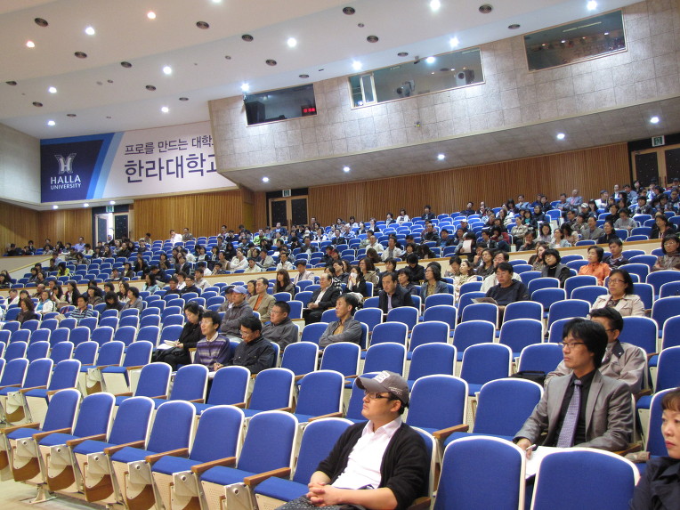 학원장 강연 광경 - 어린 시절 어떻게 양육하였는가? -