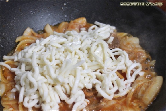 두가지맛을 한꺼번에 즐기는 제육볶음우동