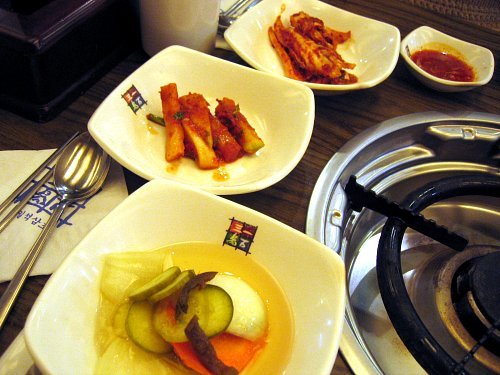 (일석삼조 버섯매운탕 신촌)얼큰한 맛의 버섯 매운 탕을 맛보아요.