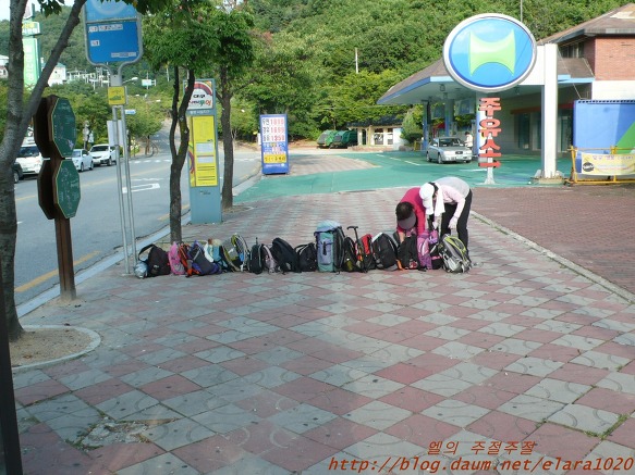 가방들이 줄 서있어요!!