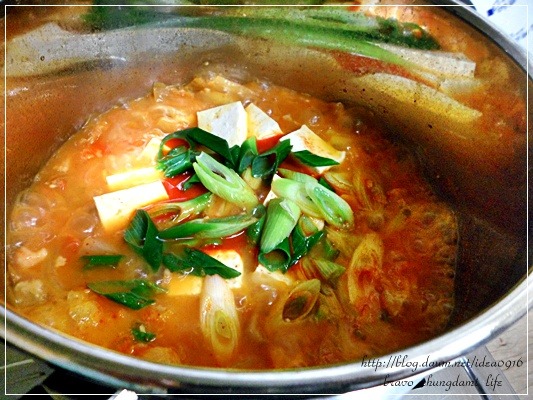 돼지고기듬뿍넣은김치찌개 이미지