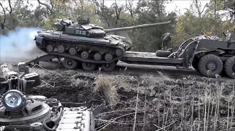 우크라니아 육군 T-64 전차의 트레일러 적재 미숙 사고 - Ukrainian Army T-64 Tank Trailer inexperienced loading accident
